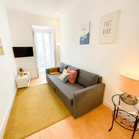 Lisbon Charming Santos Apartment With Patio *