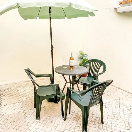 Lisbon Charming Santos Apartment With Patio Лиссабон