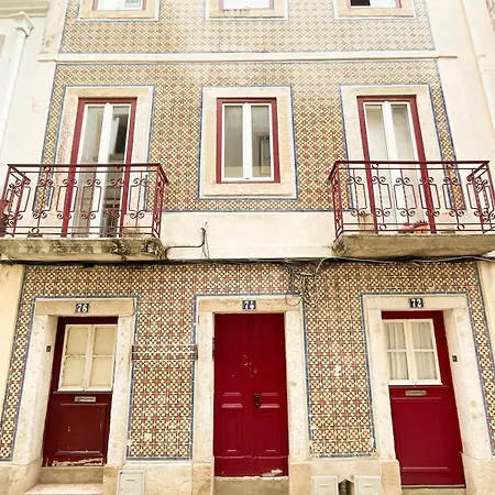 Апартаменты Lisbon Charming Santos Apartment With Patio Лиссабон
