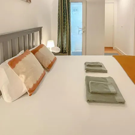 Lisbon Charming Santos Apartment With Patio Appartement *