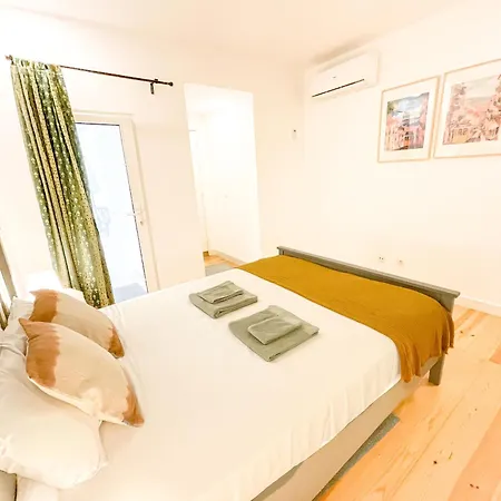 Апартаменты Lisbon Charming Santos Apartment With Patio