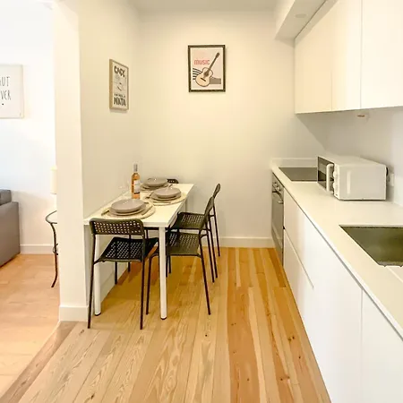 Lisbon Charming Santos Apartment With Patio Appartement