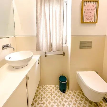 Апартаменты Lisbon Charming Santos Apartment With Patio *