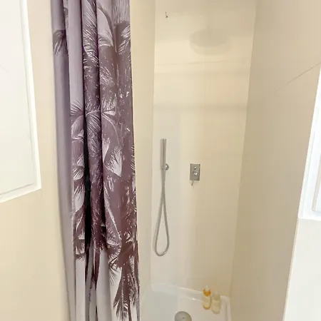Апартаменты Lisbon Charming Santos Apartment With Patio *